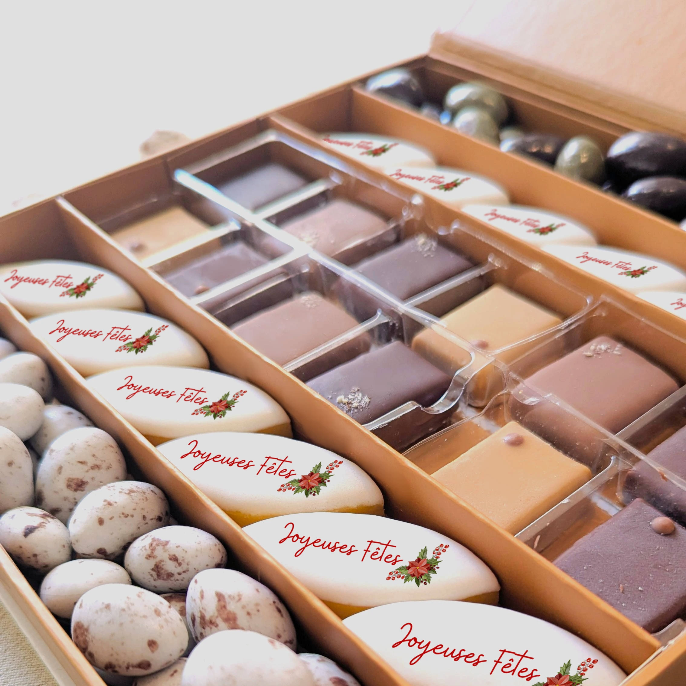 coffret cadeau gourmand de noel avec calissons et chocolats valrhona